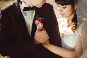 Объятья молодоженов