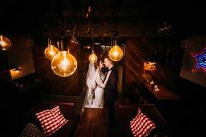 Объятья молодоженов